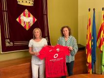 L'alcaldessa i la regidora d'Esports de les Borges, amb una de les samarretes que se sortegen