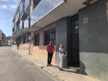 Núria Palau i el regidor Jordi Ribalta, al bloc de pisos ocupat